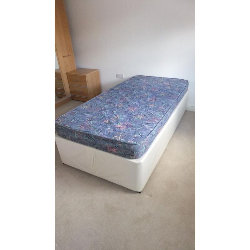 SINGLE DIVAN BED.