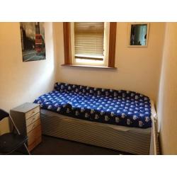 SMALL SINGLE IN A QUIET 4 BEDROOM FLAT WITH GARDEN
