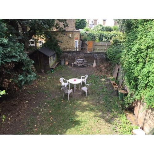 SMALL SINGLE IN A QUIET 4 BEDROOM FLAT WITH GARDEN