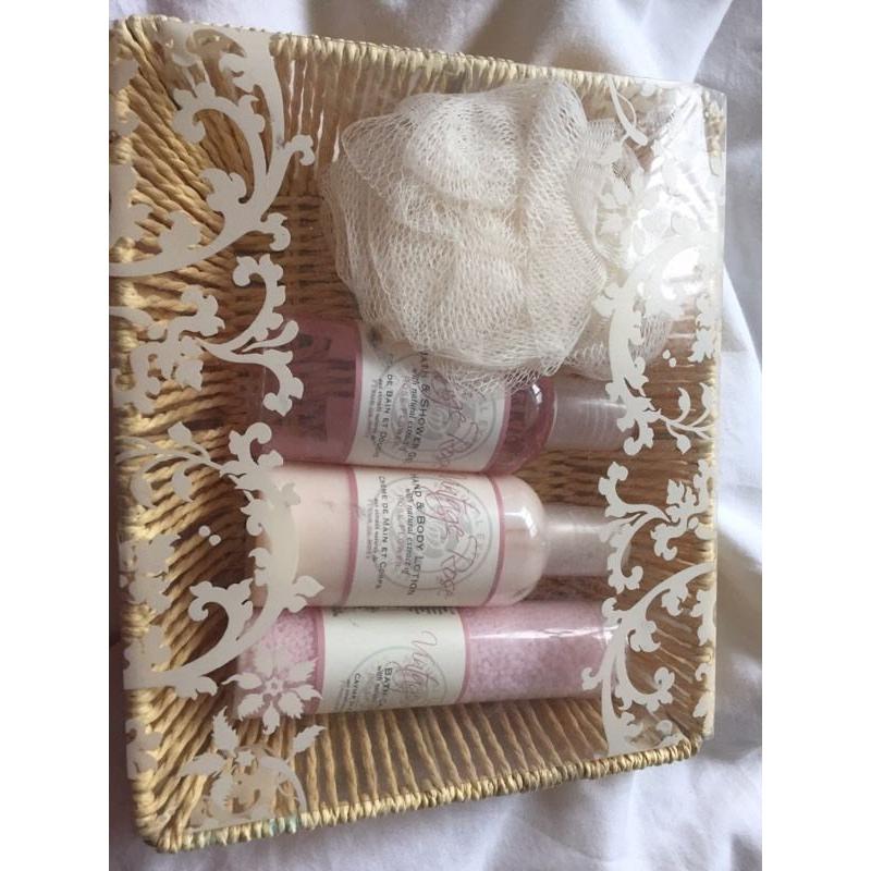Pamper basket