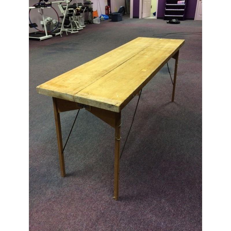 Folding wallpapering table