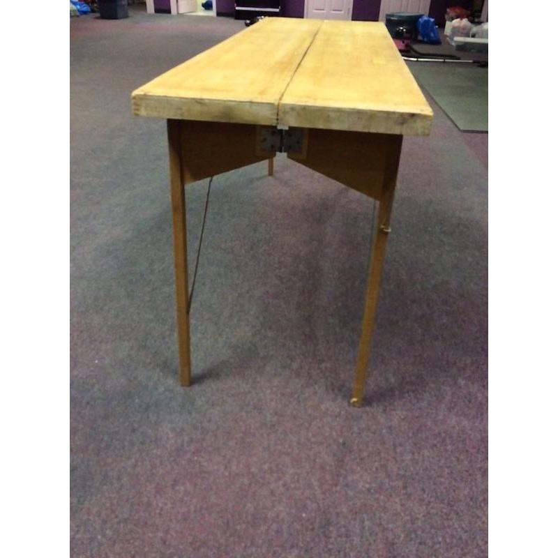 Folding wallpapering table