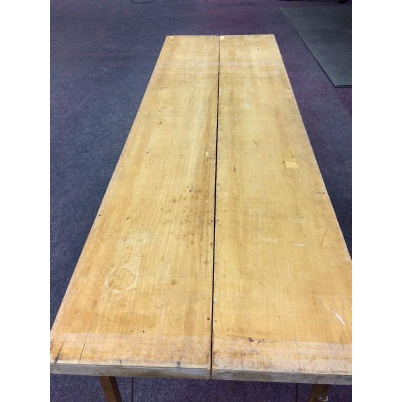 Folding wallpapering table