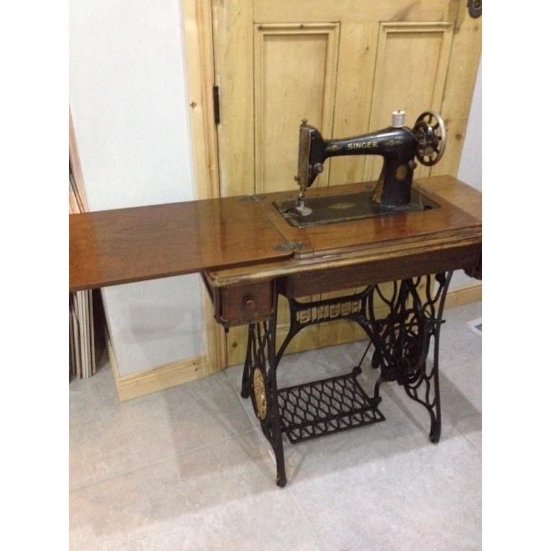 Fully Working SINGER Sewing Machine - Can Deliver