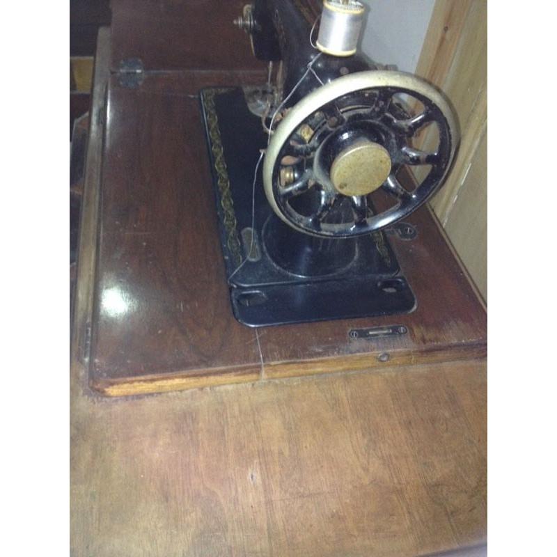 Fully Working SINGER Sewing Machine - Can Deliver