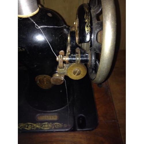 Fully Working SINGER Sewing Machine - Can Deliver