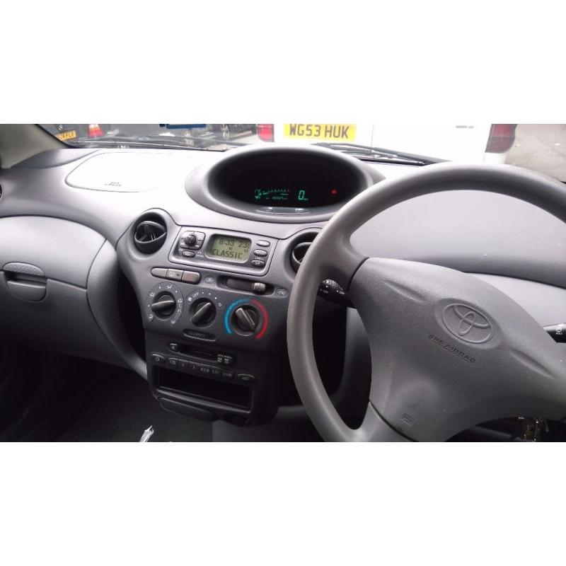 Toyota Yaris 02 for sale (quickly)