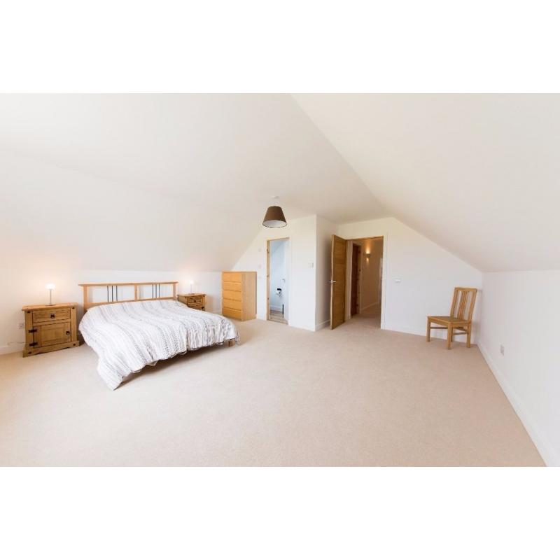 Large ensuite double bedroom for short term let