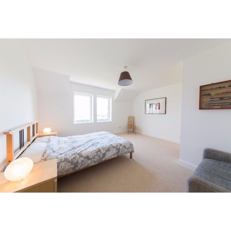 Large ensuite double bedroom for short term let
