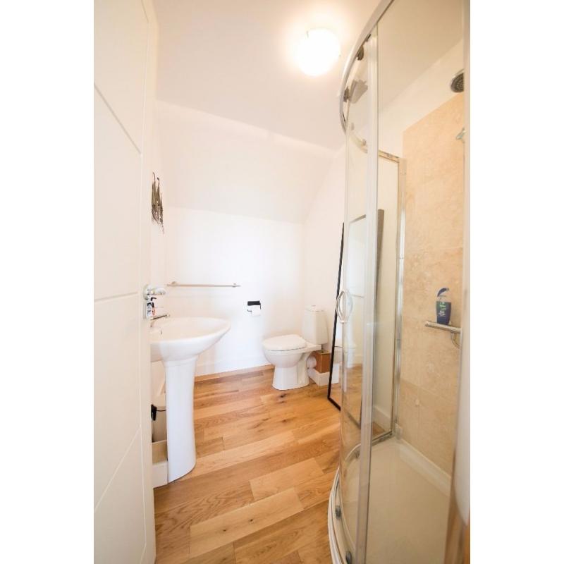 Large ensuite double bedroom for short term let