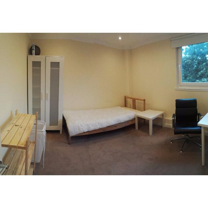 double or single room - walking to Napier Uni, many direct buses to city centre, Herio Watt Uni