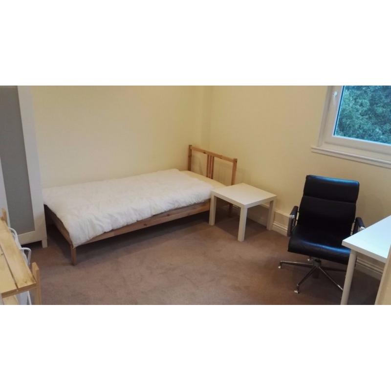 double or single room - walking to Napier Uni, many direct buses to city centre, Herio Watt Uni