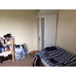 double or single room - walking to Napier Uni, many direct buses to city centre, Herio Watt Uni