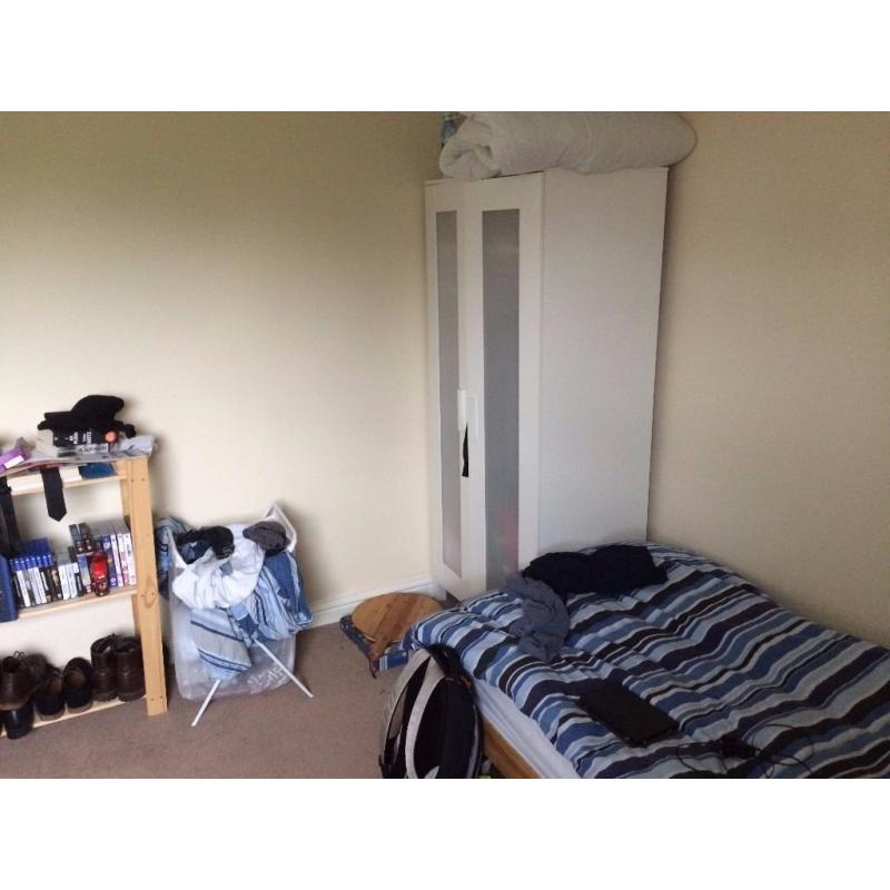 double or single room - walking to Napier Uni, many direct buses to city centre, Herio Watt Uni