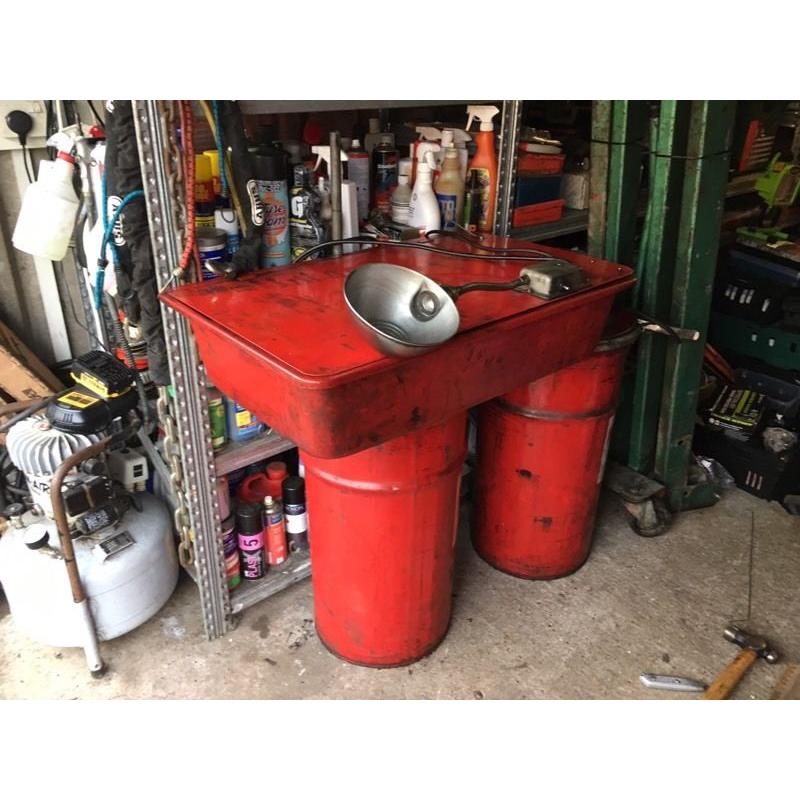 parts washer parts cleaning tank with fluid