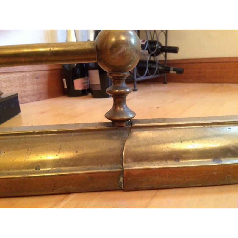 Extendable brass fireplace fender