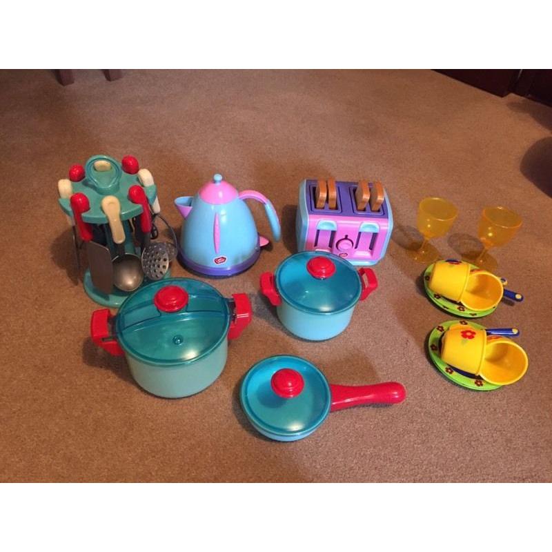 Children's toy cooker and accessories
