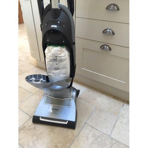 Upright vacuum
