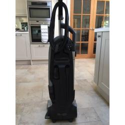 Upright vacuum