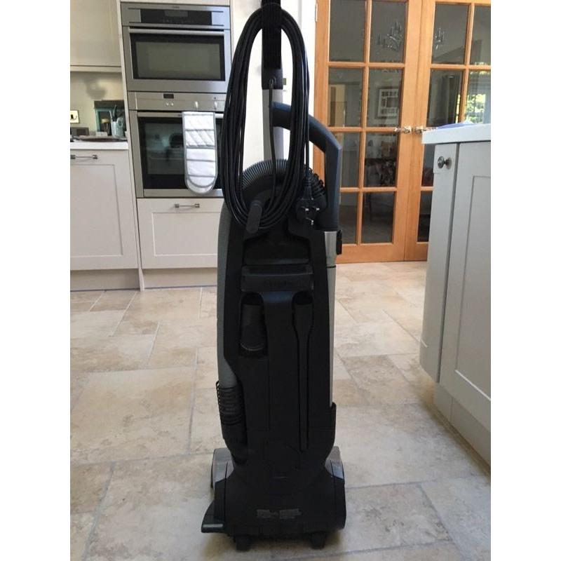 Upright vacuum