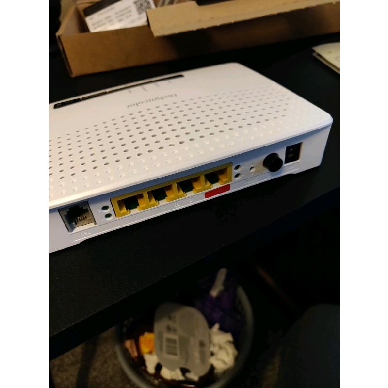 Router - Technicolor TG582n wireless WiFi broadband router.