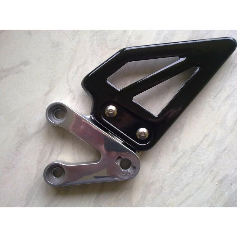 gsxr 600 750 1000 k1 2 3 left hand side ( gear ) footrest bracket and heel guard,