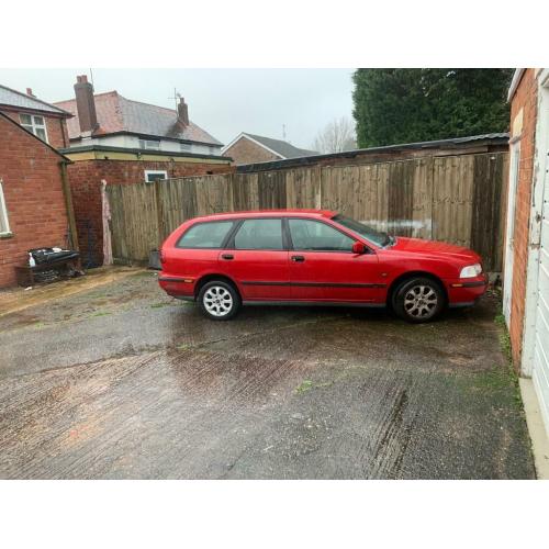 Volvo v40 estates 1.8 breaking parts