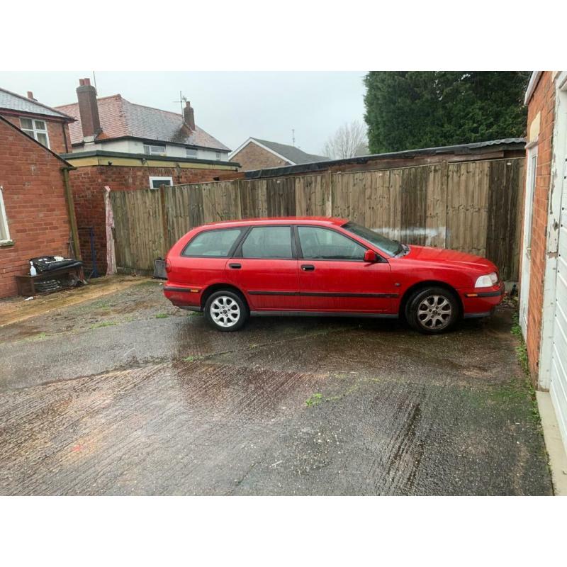 Volvo v40 estates 1.8 breaking parts