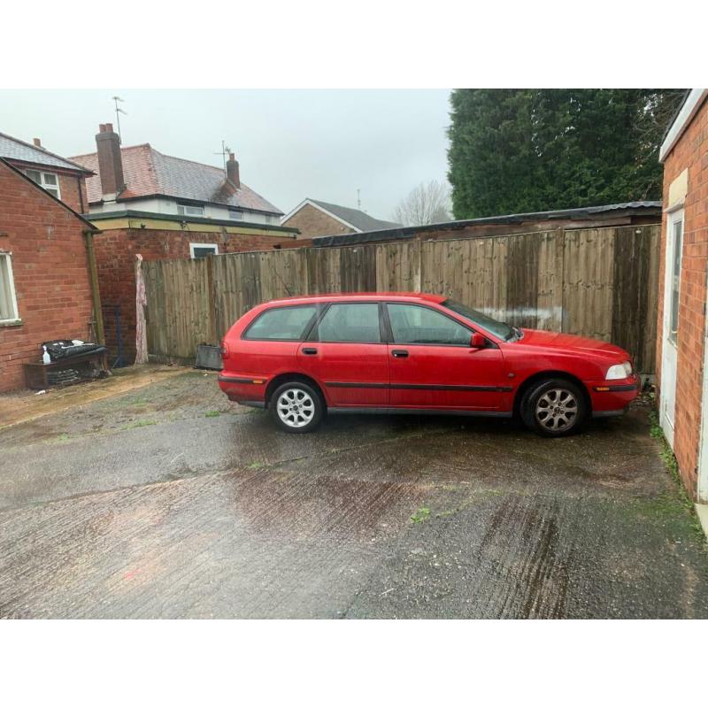 Volvo v40 estates 1.8 breaking parts