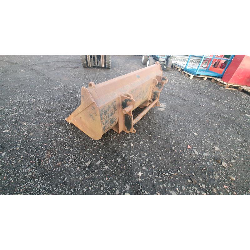 Tractor front loader bucket with Chilton brackets