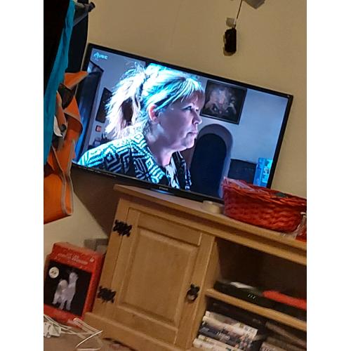 Tv Polaroid 32 inch smart tv with remote no stand