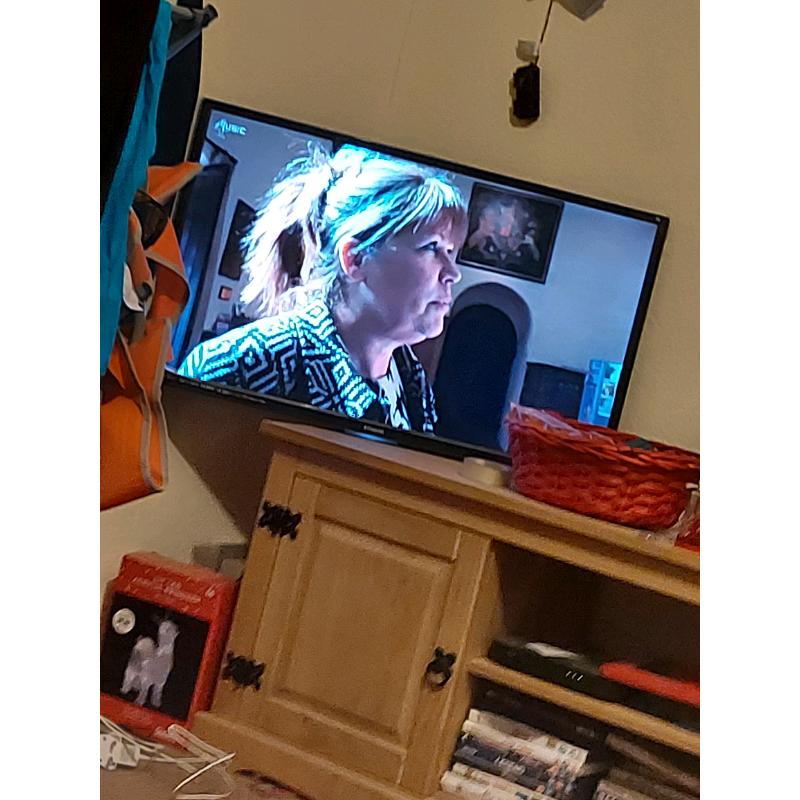 Tv Polaroid 32 inch smart tv with remote no stand