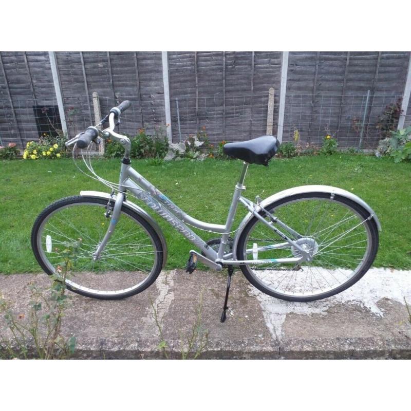 LADIES WOMENS ADULTS TOWNSEND 700cc WHEELS 18 INCH FRAME18 SPEED BIKE BICYCLE