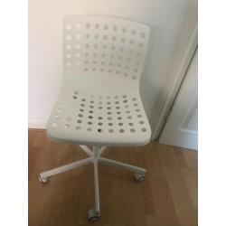 White desk chair like new used only 1 month.