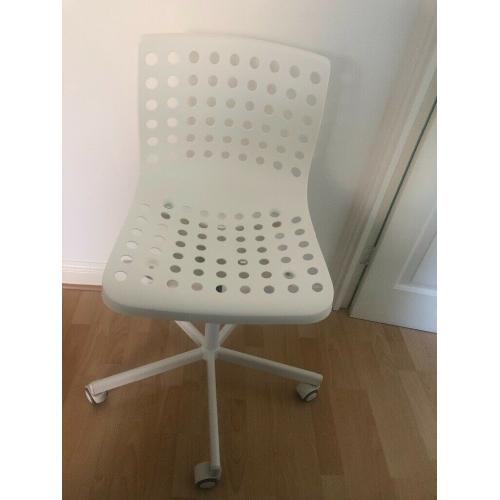 White desk chair like new used only 1 month.
