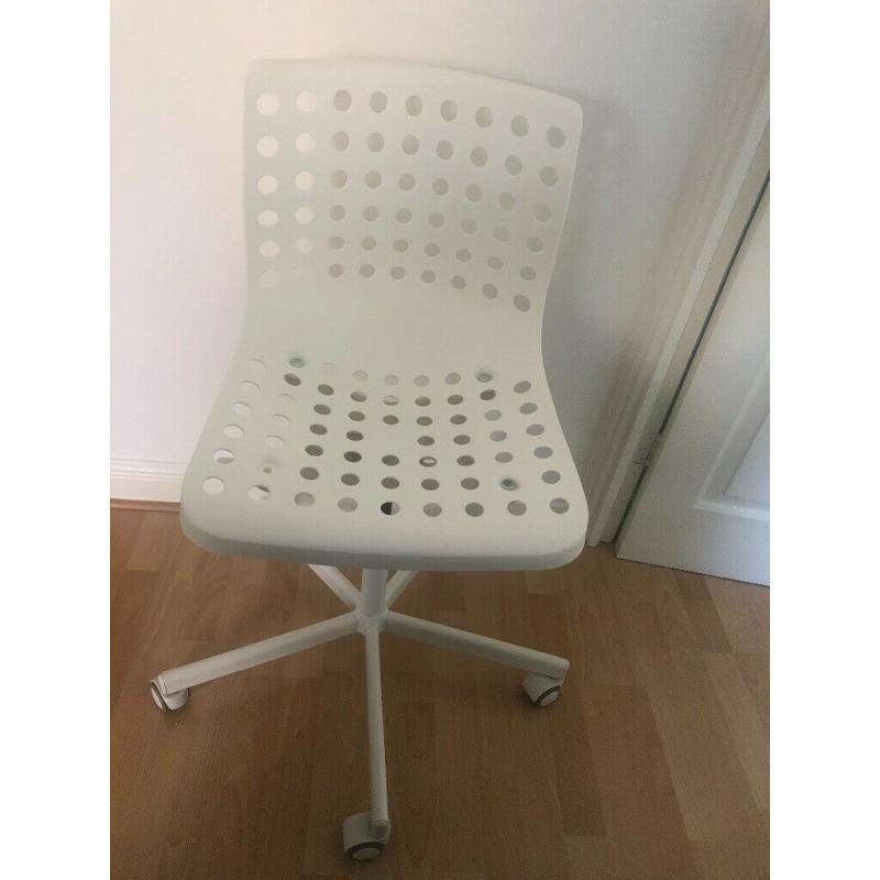 White desk chair like new used only 1 month.