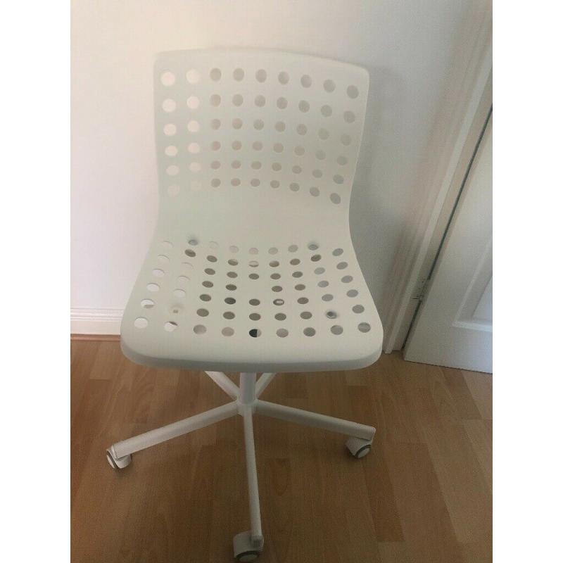 White desk chair like new used only 1 month.