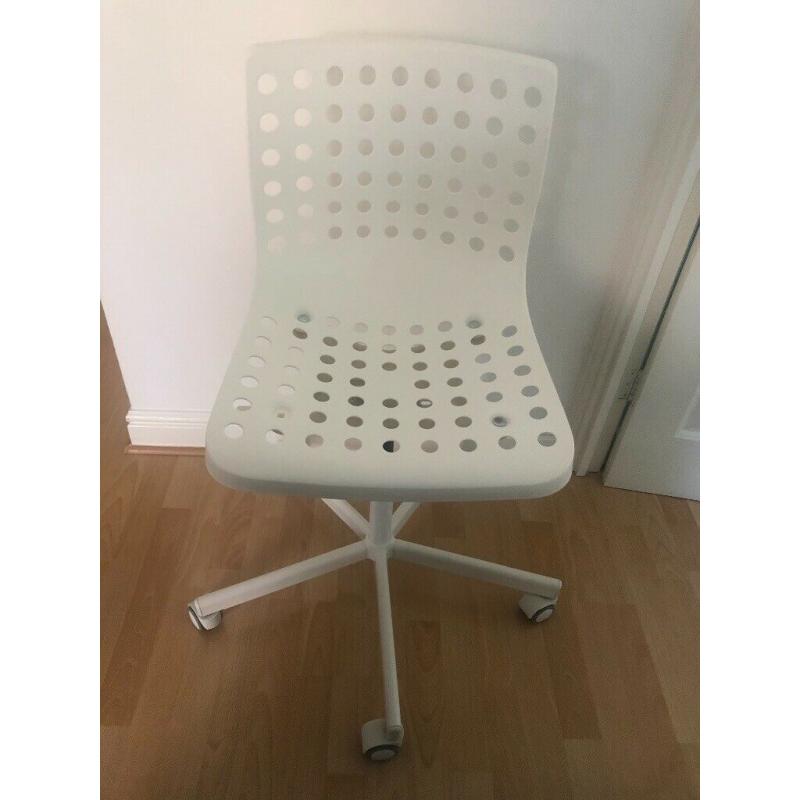 White desk chair like new used only 1 month.