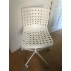 White desk chair like new used only 1 month.