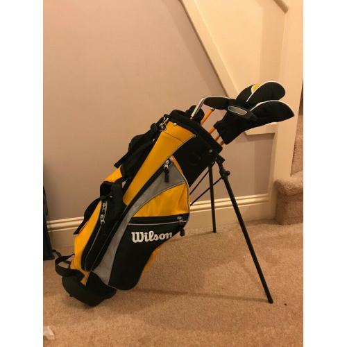 BOYS WILSON golf club set. Age 8-11