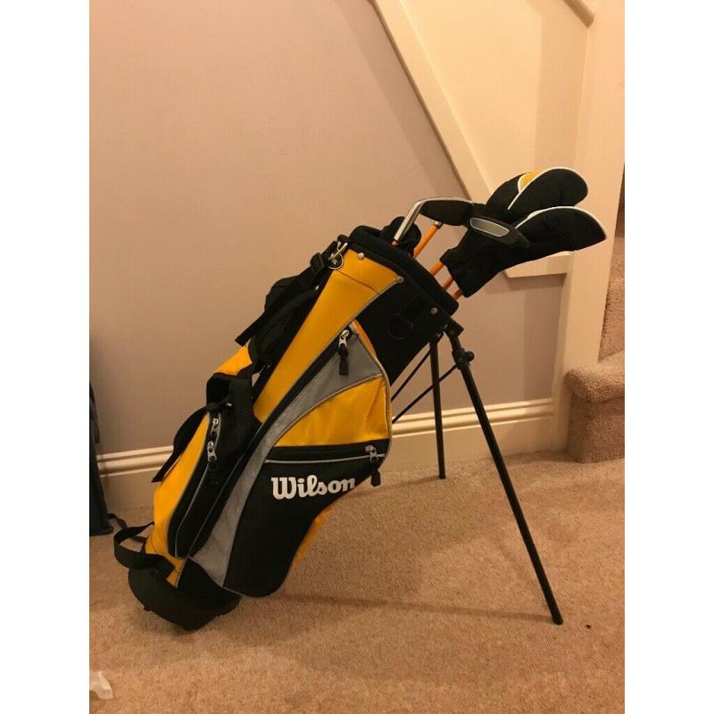 BOYS WILSON golf club set. Age 8-11