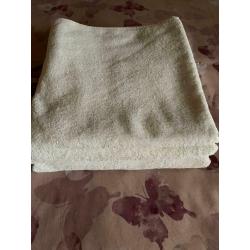 3 white bath towels/4 hand towels