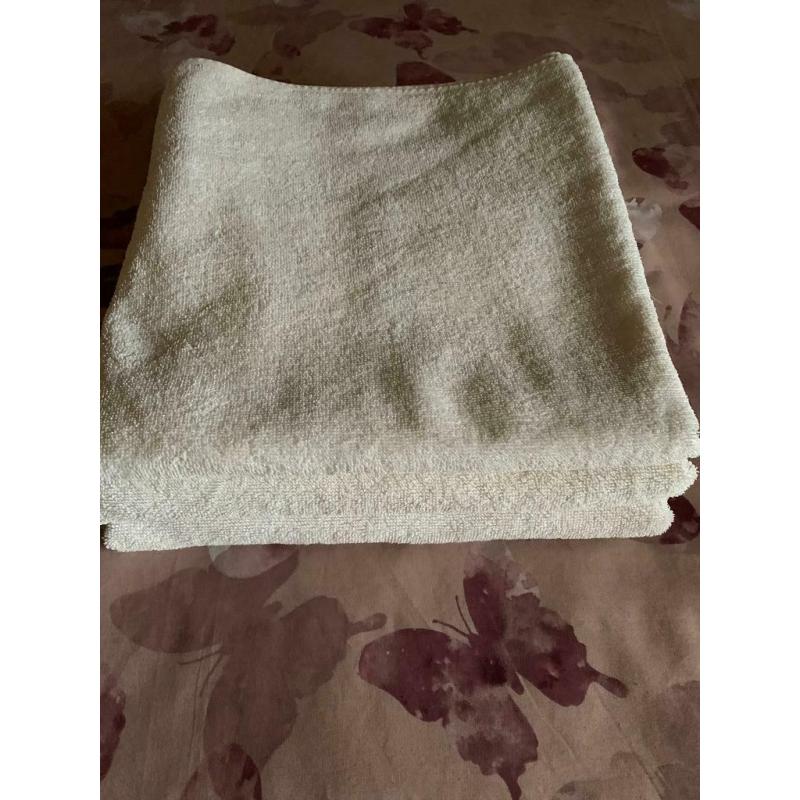 3 white bath towels/4 hand towels