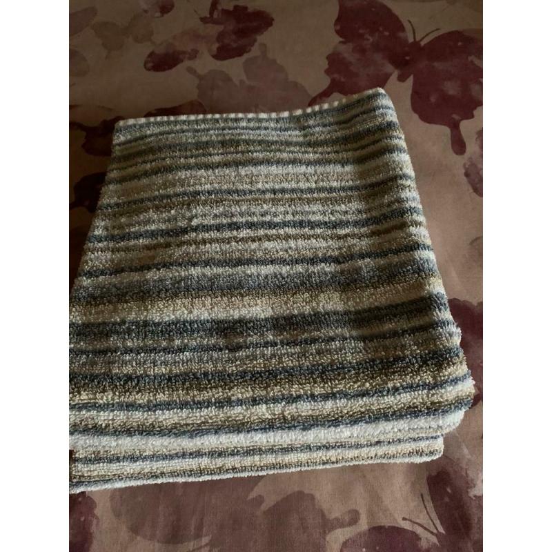 3 white bath towels/4 hand towels
