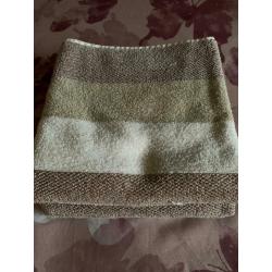3 white bath towels/4 hand towels