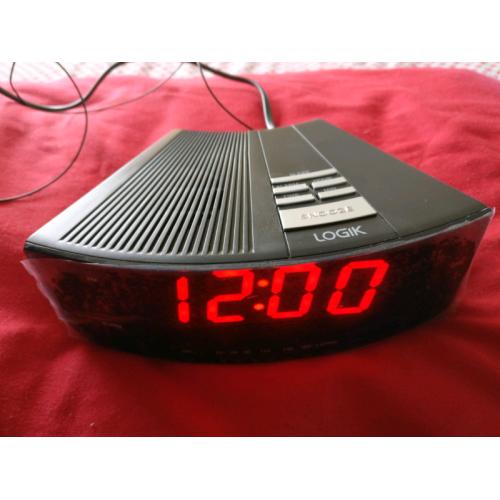 LOGIK FM/AM Clock Radio - Black