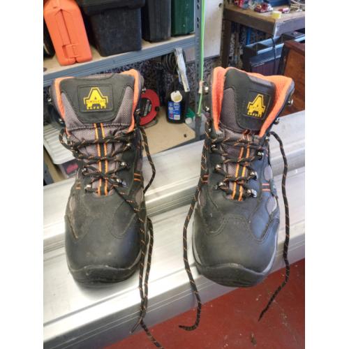 Boots safety boots size 9.