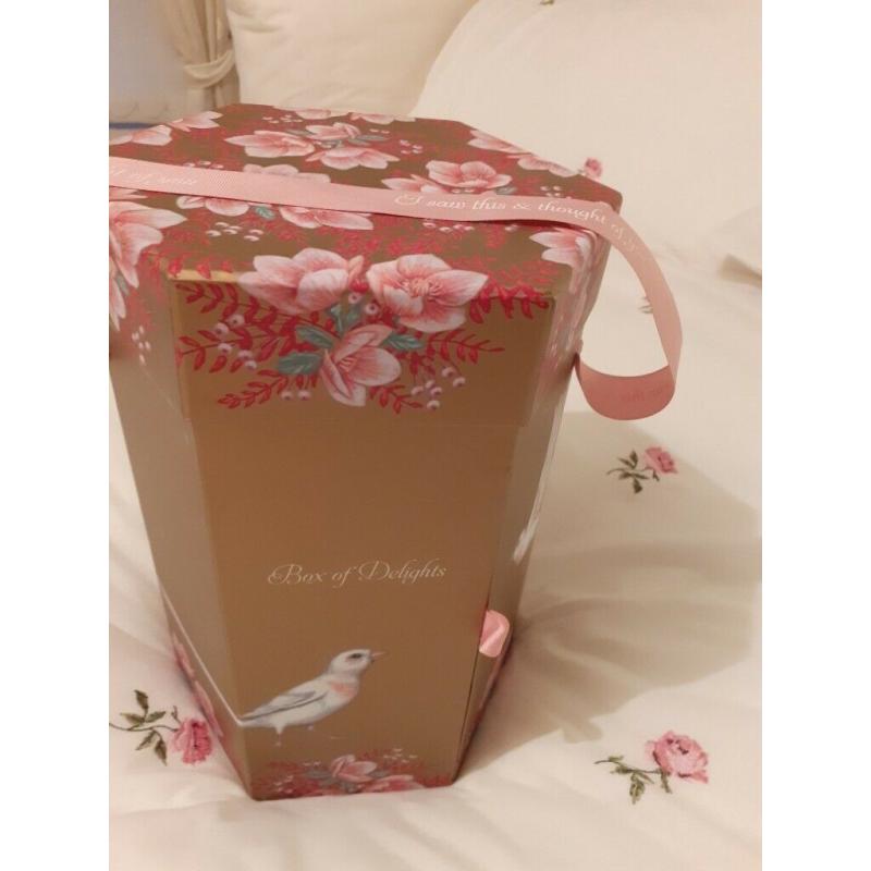 Ladies New Sanctuary Box of beauty gifts.