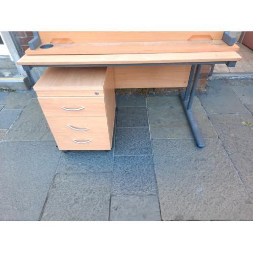 desks office furniture all in excellent condition