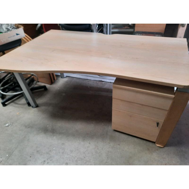 desks office furniture all in excellent condition